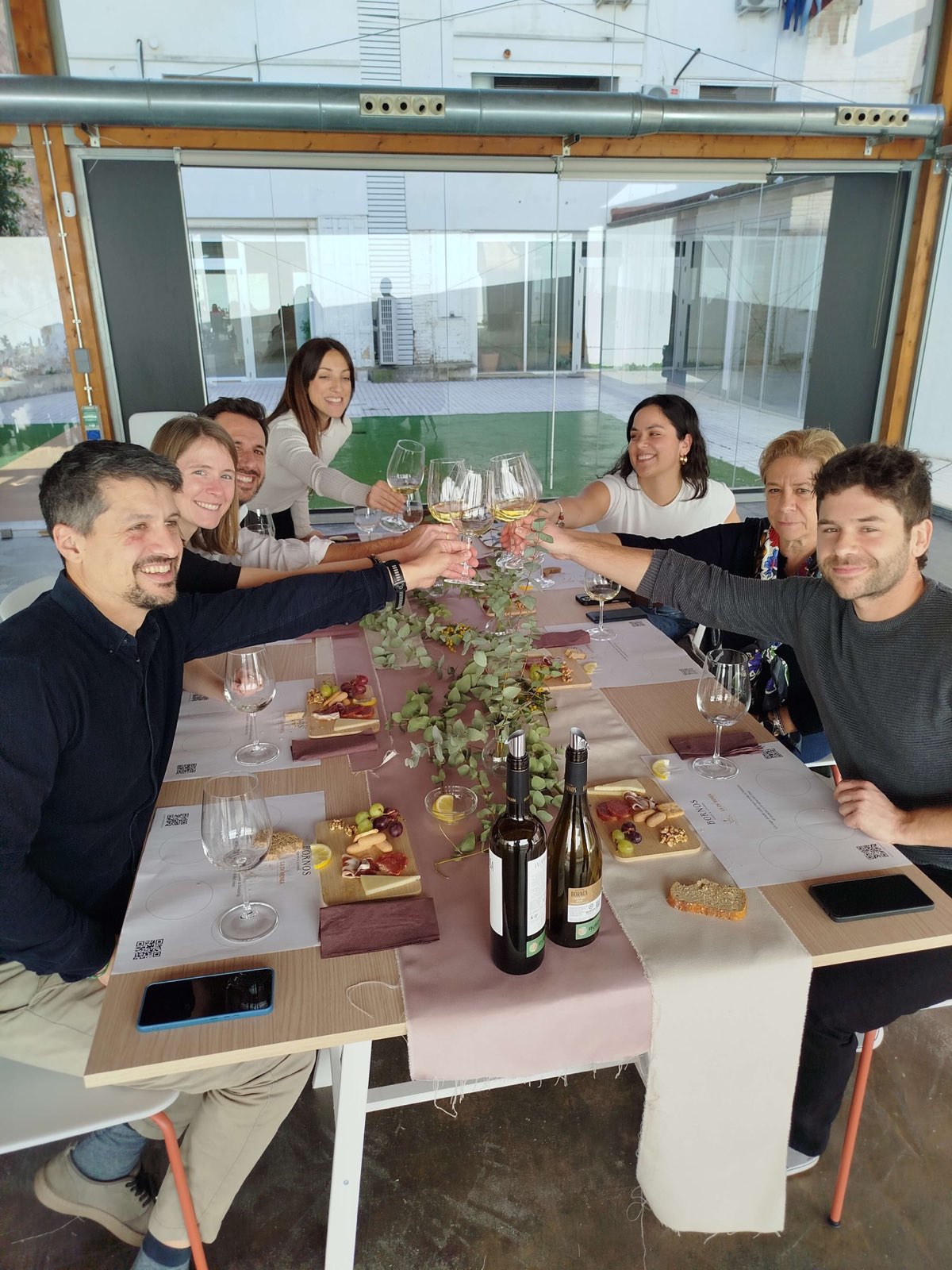 Brindis de cumpleaños en una cata de vino privada