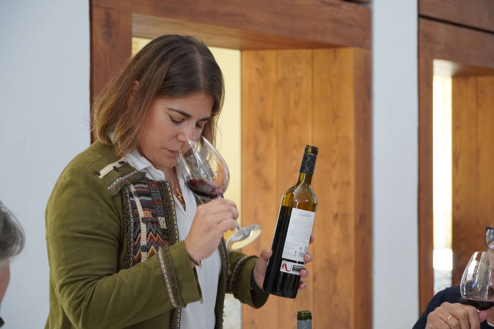 María, enóloga de Wine O'Clock, catando una copa de vino tinto